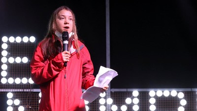 Greta Thunberg diganggu oleh seorang pria ketika sedang berpidato soal Palestina di tengah aksi krisis iklim di Amsterdam, Belanda.