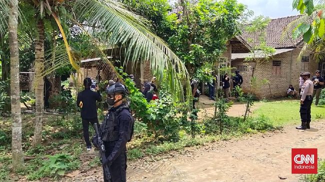 Polda Jawa Tengah membenarkan penangkapan terhadap terduga teroris di Sukoharjo. Kasusnya akan dibeberkan oleh Mabes Polri.