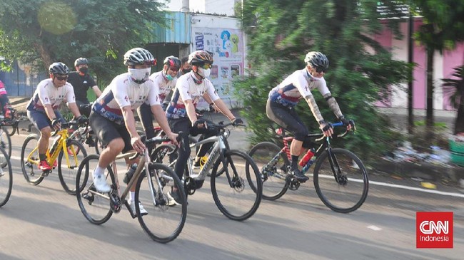 Gubernur Jateng Ganjar Pranowo dan Wali Kota Solo Gibran Rakabuming gowes bareng dari Solo ke Candi Borobudur.