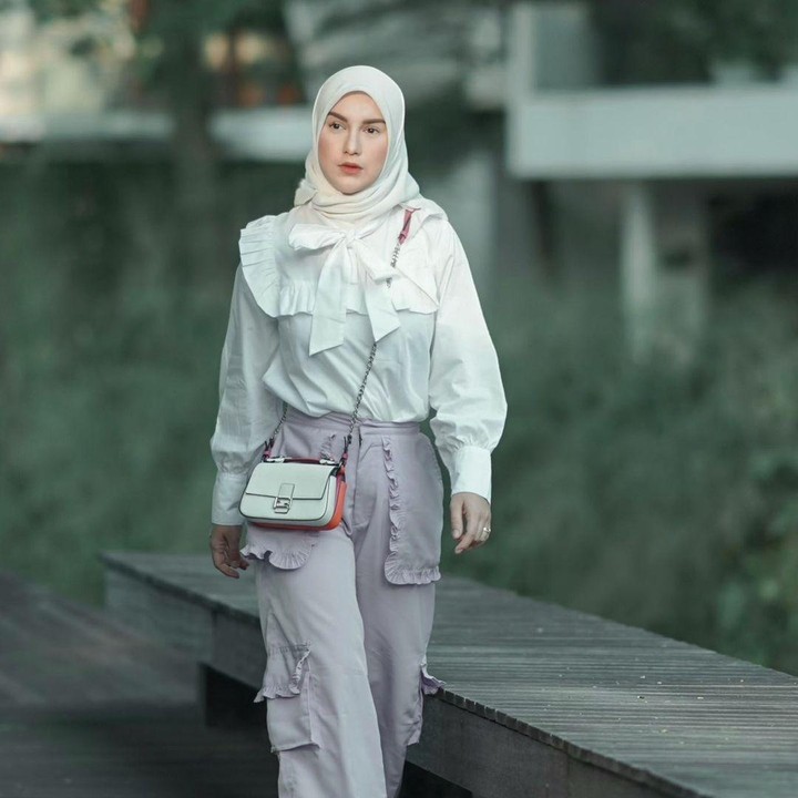 <p>Bahkan, Bunda berusia 25 tahun ini semakin terlihat modis dengan hijab kekinian. Makin cantik kan, Bunda. (Foto: Instagram @_irishbella_)</p>