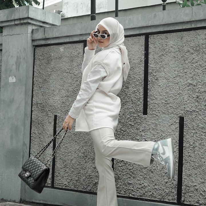 <p>Menjawab tantangan tersebut, Ibunda Air itu pun memutar otak dan berhasil menyiapkan menu oatmeal, dicampur dengan susu low fat dan peanut butter. Mau coba? (Foto: Instagram @_irishbella_)</p>