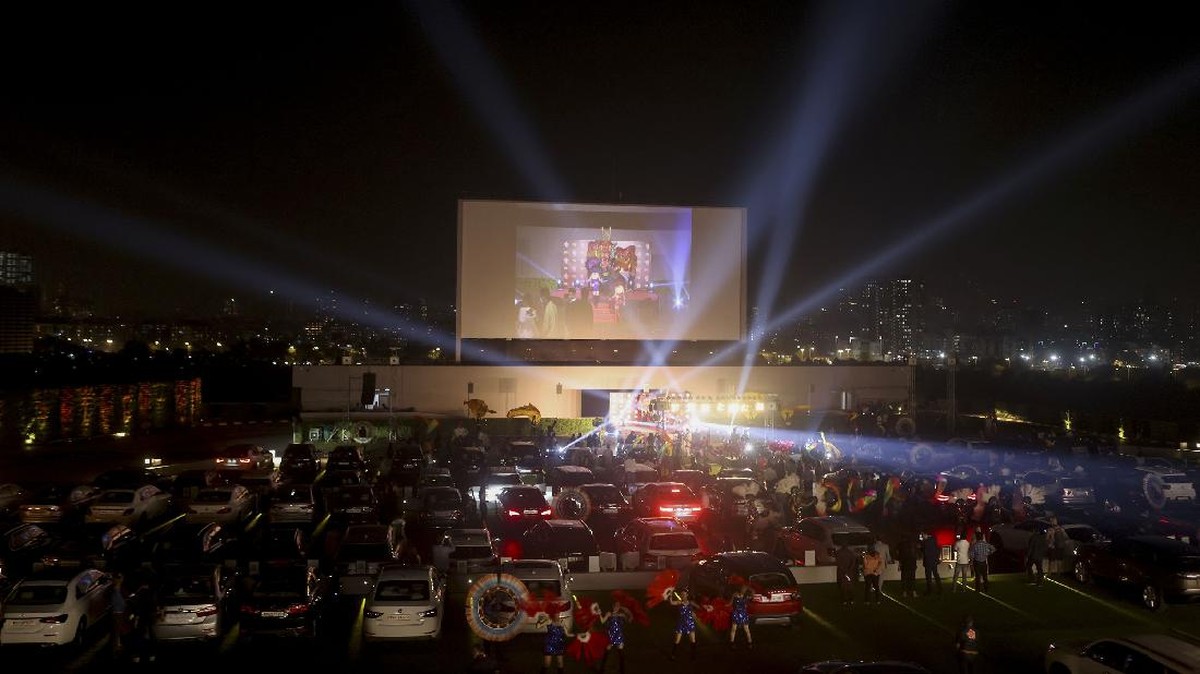 FOTO: Ramai-ramai Tonton Film di Bioskop Drive-in Atap Gedung Mumbai