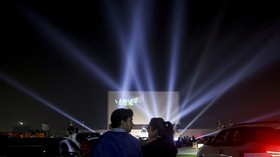 FOTO: Ramai-ramai Tonton Film di Bioskop Drive-in Atap Gedung Mumbai
