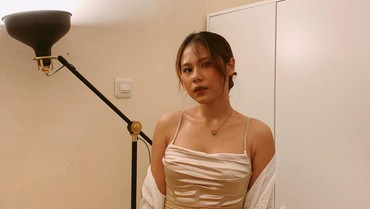 img-title Video Teriak di Tengah Kerumunan Fans Viral, Nadin Amizah: Maaf Banget