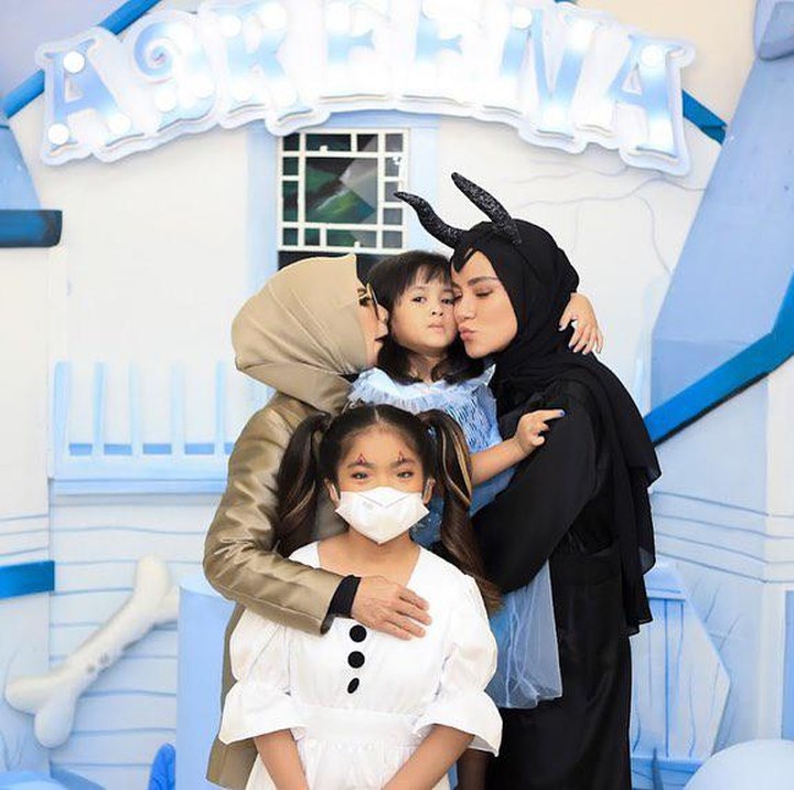<p>Awalnya, netizen banyak yang menanyakan kehadiran Aufar Hutapea di acara tersebut. Banyak yang bertanya mengapa Olla tak mengunggah foto bareng sang suami. (Foto: Instagram @ollaramlan)</p>