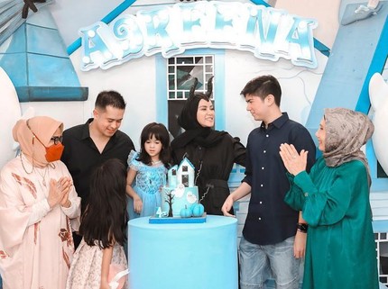 7 Potret Olla Ramlan Rayakan Ultah Anak Bareng Suami, Aufar Banyak Ditanyakan Netizen