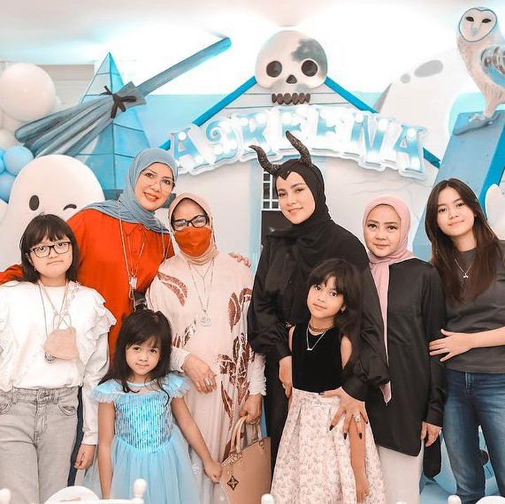 <p>Adreena nampak sangat cantik bergaya princess, sedangkan Olla mengenakan Meleficient headpiece yang terkenal dengan bentuk telinga unik. (Foto: Instagram @ollaramlan)</p>