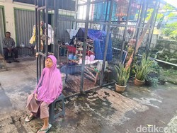 Pilu Lansia Sukabumi Tinggal di Emperan Toko Usai Rumah Dibongkar Satpol PP