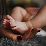 Penggunaan Produk Bayi sebagai Pengganti Skincare Orang Dewasa, Efektif?