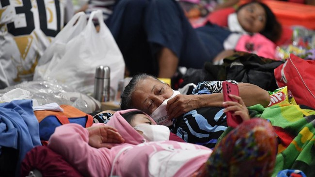 Banjir melanda sejumlah wilayah dari mulai Sintang, Kalbar, hingga Kota Batu, Jawa Timur. Korban tewas jatuh dan ribuan keluarga terdampak.
