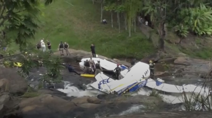 Pesawat Jatuh Tewaskan Penyanyi Top Brasil Sebuah pesawat kecil jatuh di negara bagian Minas Gerais, utara Rio de Janeiro, Brasil. Seluruh penumpang pesawat tewas, termasuk penyanyi top Brasil, Marilia Mendonca (26).