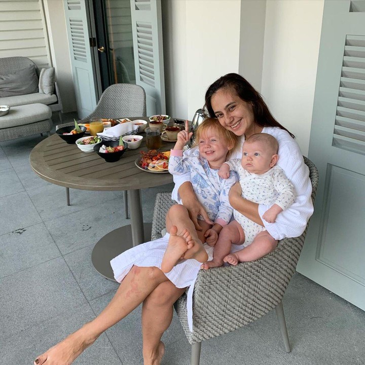 <p>Selain menghabiskan waktu di luar rumah, Marissa dan keluarganya juga suka bermain bersama di dalam rumah. <em>So sweet</em> banget, ya! (Foto: Instagram: @marissaln)</p>