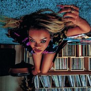 Rihanna Rilis Ulang Album Terdahulu dalam Bentuk Vinyl Berwarna dan Busana Khusus! Berapa Harganya?