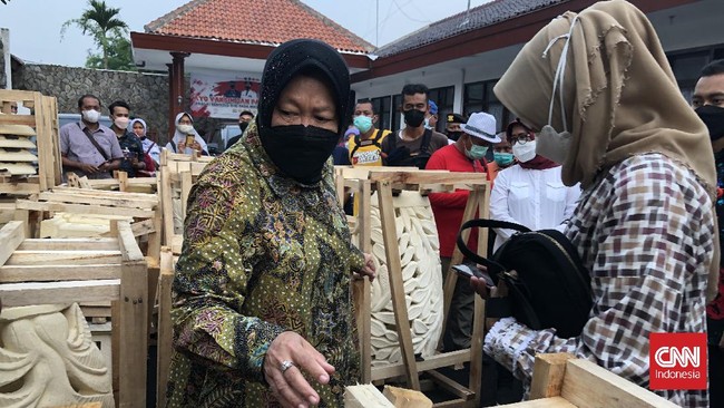 Mensos Tri Rismaharini hampir jatuh pingsan, namun berhasil ditopang, saat meninjau korban terdampak longsor di Dusun 3, Sibolangit, Deliserdang, Sumatera Utara.