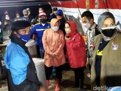 Mensos Risma Beri Santunan Korban Jiwa dan Luka Banjir Bandang Kota Batu