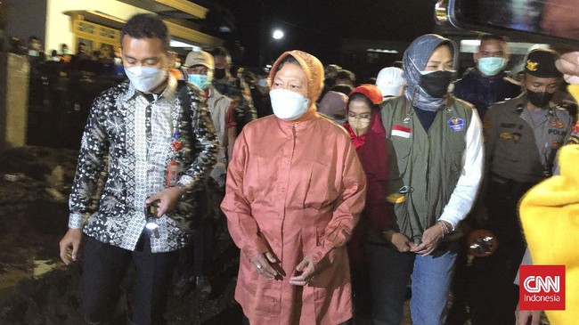 Mensos Tri Rismaharini mengatakan banyak banjir di Indonesia belakangan ini terjadi karena krisis lingkungan. Menurutnya, kondisi ini belum memasuki puncak.