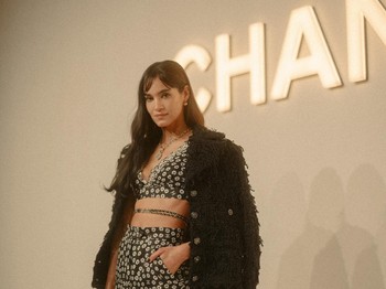 Aktris Sofia Boutella bergaya edgy dalam padanan crop top, celana serta jaket dari Chanel spring/summer 2022 pre-collections. Foto: Chanel
