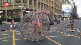 VIDEO: Aksi Perubahan Iklim COP26, Aktivis Naik Bola Hamster Raksasa