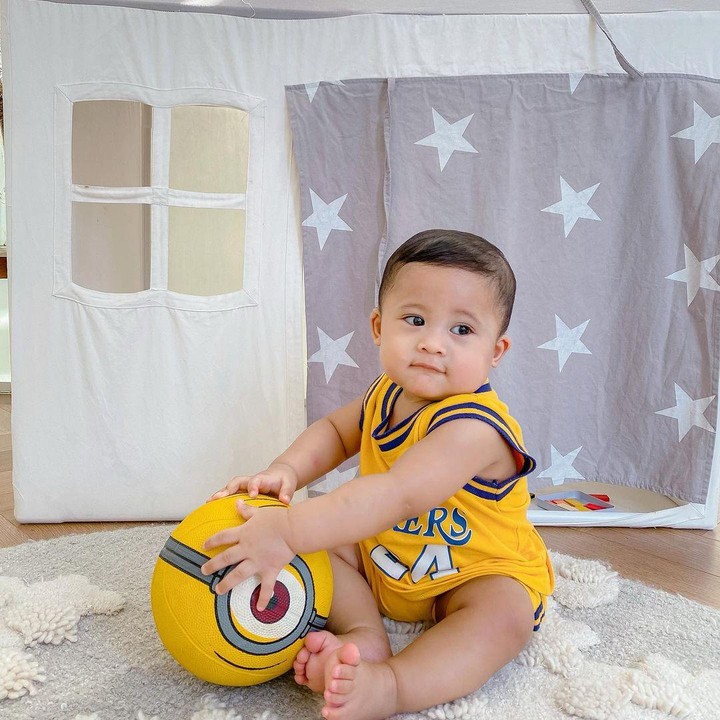 <p>Setelah jadi koki, Aksa sepertinya mau jadi pemain bola basket nih. Tingkah lakunya sungguh menggemaskan ya, Bunda. (Foto: Instagram @anissaaziza)</p>