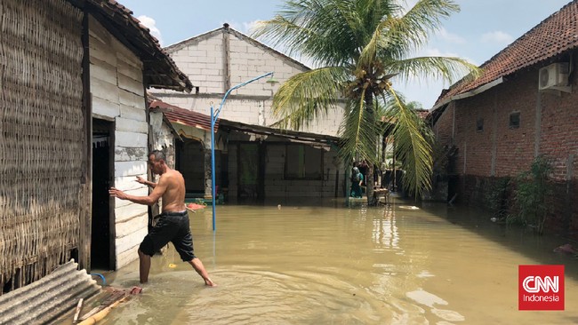 Banjir yang terjadi di Kabupaten Sintang, Kalimantan Barat telah berlangsung setidaknya selama belasan hari dan berdampak setidaknya di 12 kecamatan.
