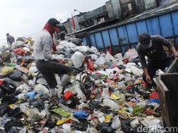 57 Truk Sampah Sempat Tertahan di Kota Bandung