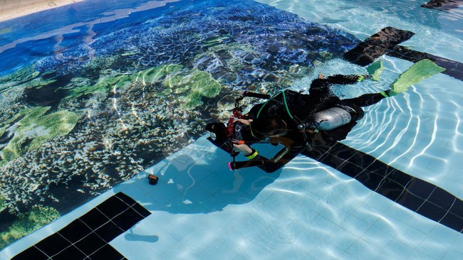 FOTO: Menyelami Pameran Foto di Dasar Kolam Renang