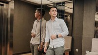 <p>Nah, begini nih penampilan Ilham saat tidak mengenakan seragam polisi. Tetap keren ya, Bunda? (Foto: Instagram @ilham23khan)</p>