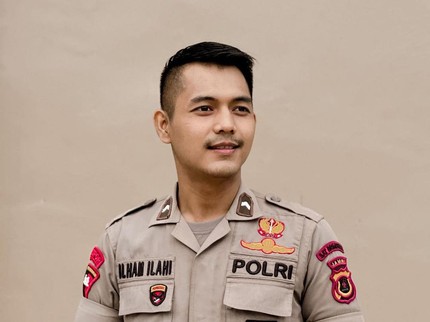 7 Potret Bripda Ilham Ilahi, Polisi Tampan yang Suka Ngaji & Cover Lagu Arab