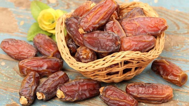 Cara makan kurma 4 Cara Nabi Muhammad SAW Makan Kurma untuk Dapat Manfaat Sehatnya