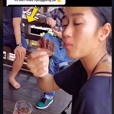 Video Bukti Chef Renatta Asyik Makan Babi Panggang yang Jadi Sorotan
