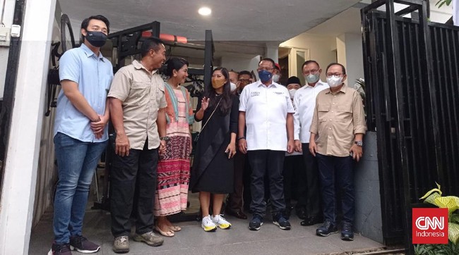 Sejumlah anggota Komisi I DPR disambut calon Panglima TNI Andika Perkasa di kediamannya di Jakarta, Minggu (7/11).