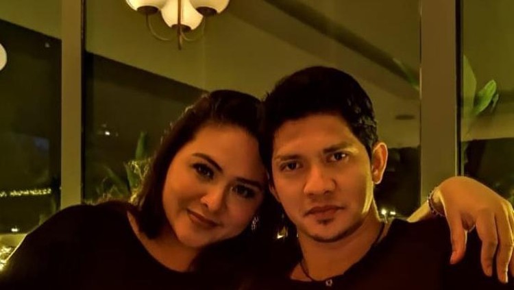 Gaya Keren Iko Uwais Saat Menikmati Es Kelapa dan Steak
