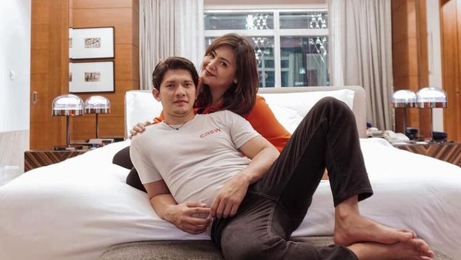 Gaya Keren Iko Uwais Saat Menikmati Es Kelapa dan Steak