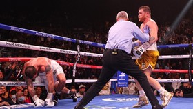 Plant Dibawa ke Rumah Sakit Usai Kalah TKO dari Canelo Alvarez