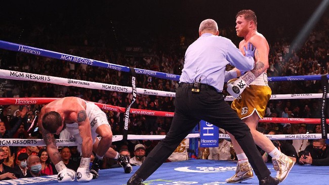 Petinju Caleb Plant dilarikan ke rumah sakit usai kalah TKO dari Saul Canelo Alvarez dalam duel perebutan sabuk juara tinju kelas menengah.