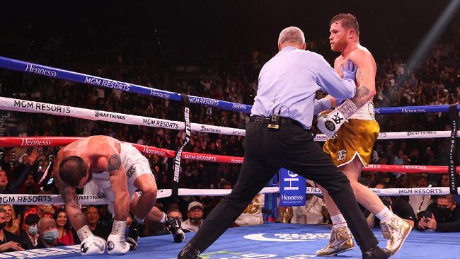 Plant Dibawa ke Rumah Sakit Usai Kalah TKO dari Canelo Alvarez Petinju Caleb Plant dilarikan ke rumah sakit usai kalah TKO dari Saul Canelo Alvarez dalam duel perebutan sabuk juara tinju kelas menengah.