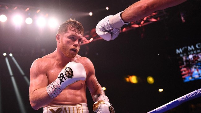 Canelo naik pitam karena Aguero membela aksi Messi yang menelantarkan jersey Meksiko. Aguero juga membalas kicauan Canelo di Twitter.