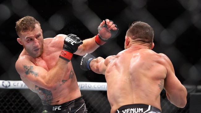 Bila duel Charles Oliveira lawan Conor McGregor disetujui UFC maka Justin Gaethje bakal merana dan harus menunggu lebih lama.