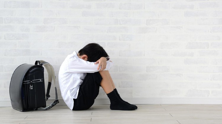 ilustrasi anak Child sitting alone in living room