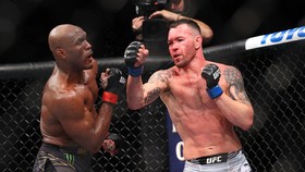 Covington Pakai Kruk Usai Dihajar Usman di UFC 268