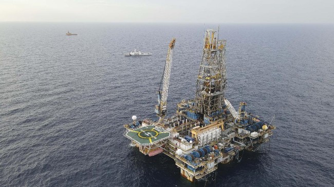 Jutaan ikan yang melimpah dan blok migas di Natuna dinilai membuat kapal dari pelbagai negara asing wira-wiri di Laut Natuna.