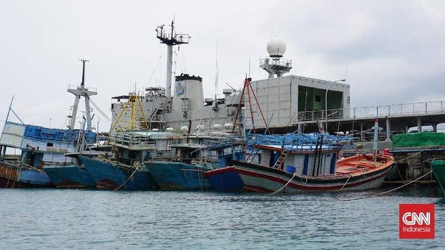 Ratusan kapal nelayan asing seolah leluasa menjarah ikan di Laut Natuna. Mereka menggunakan trawl dan kapal besar yang membuat nelayan lokal tak berdaya.