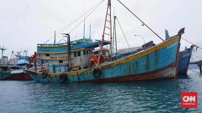 TNI AL mengamankan sekitar 19 ABK dari dua kapal berbendera Vietnam di Laut Natuna Utara. Selain itu ditemukan ikan seberat 15 ton di dua kapal tersebut.
