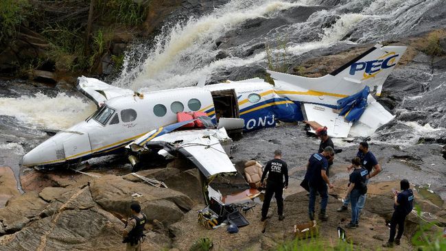 FOTO: Kecelakaan Pesawat yang Tewaskan Penyanyi  Brasil