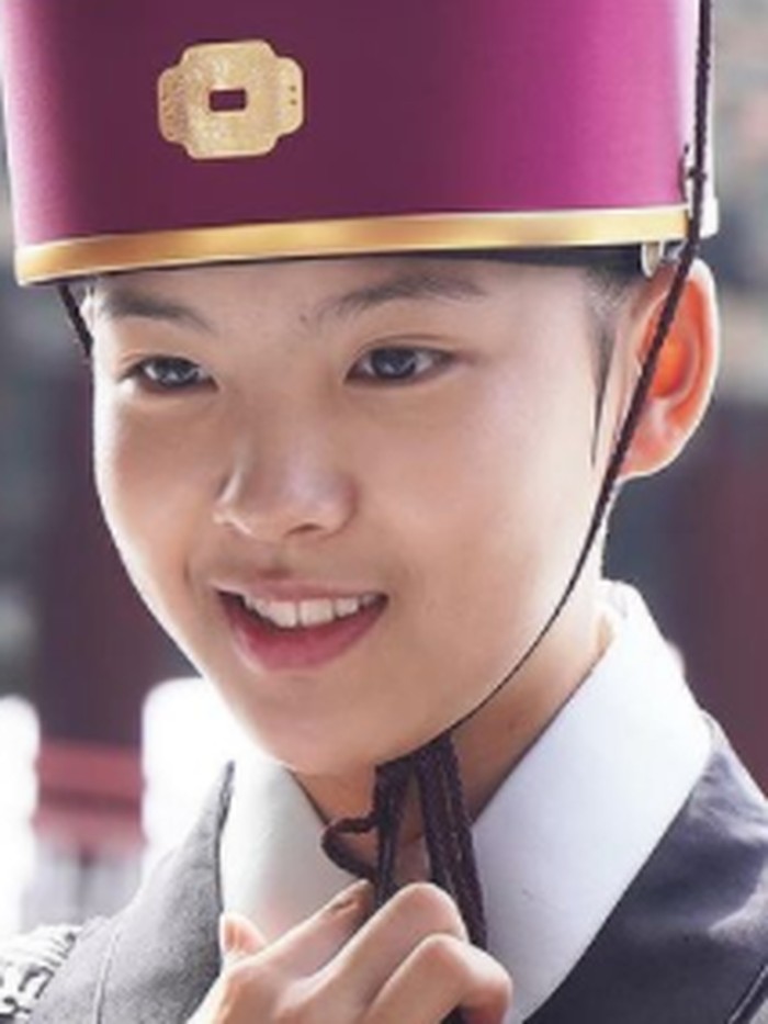 Lewat serial drama The King's Affection, ia sukses berperan ganda sebagai putra mahkota, sekaligus calon dayang kerajaan perempuan yang terpisah sejak lahir./ foto: instagram/com/choimyeongbeen