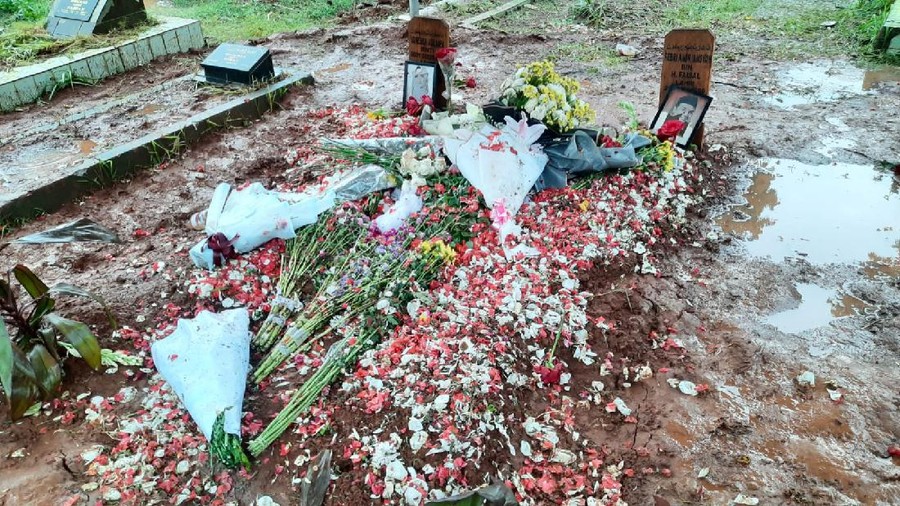 Makam Vanessa Angel dan Bibi Makam Vanessa Angel dan Bibi