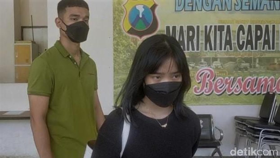 Adik-adik Febri Ardiansyah (bibi) mendatangi RS Bhayangkara Polda Jatim. Mereka datang untuk melihat kondisi Gala Sky Ardiansyah, putra Vanessa Angel dan Bibi.