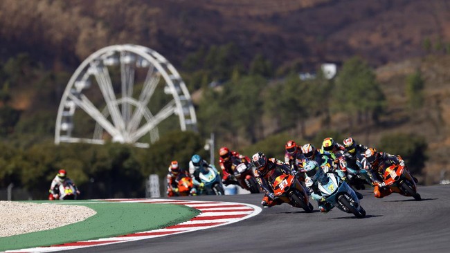 Pedro Acosta menjadi juara dunia Moto3 2021 setelah menang Moto3 Algarve Portugal 2021 dalam drama kecelakaan yang dialami Dennis Foggia.