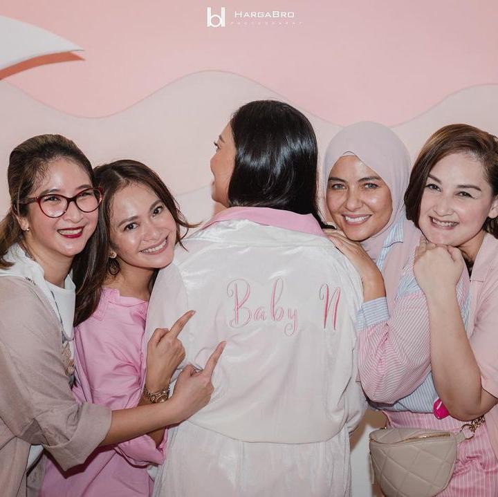 <p>Dalam pesta <em>baby shower</em> itu, Nola B3 mengungkapkan inisial nama anak keempatnya, yakni 'N'. Berdasarkan hasil USG, anak keempat Nola berjenis kelamin perempuan, Bunda. (Foto: Instagram @monaratuliu)</p>
