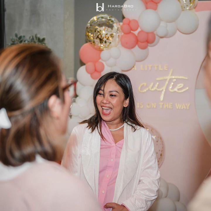 <p>Menurut sang sahabat, Mona Ratuliu, Nola menangis sampai sesak nafas sampai akhirnya bisa tertawa bahagia. (Foto: Instagram @monaratuliu)</p>